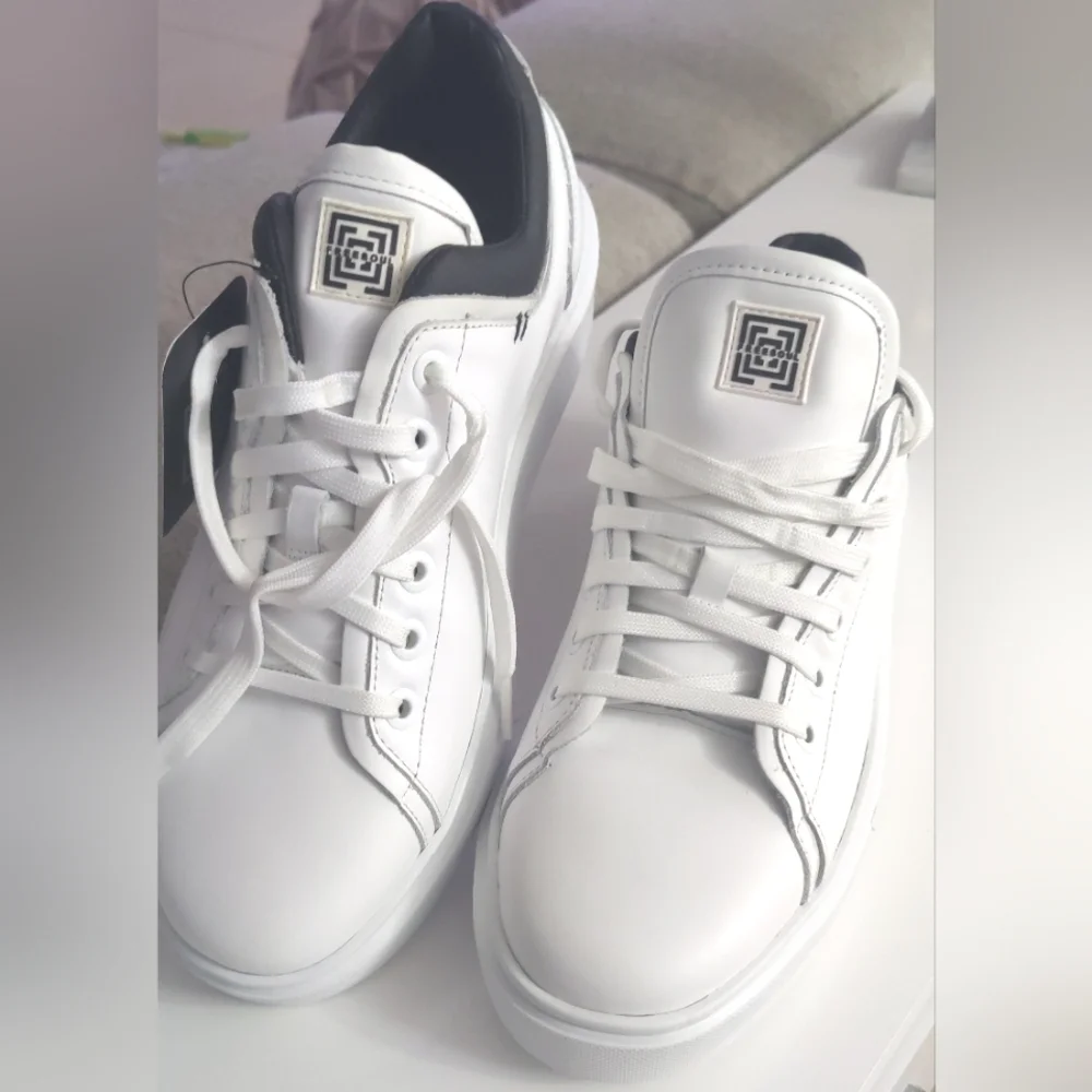 Freesoul White and Black Low-Top Athletic Shoes with Leather Upper‎ Size,,7.5
